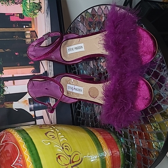 Steve Madden Textured Real Feather Upper - Picture 1 of 7